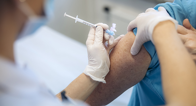 En sjuksköterska vaccinerar en person mot covid-19. Foto: Alexander Hall/Region Kronoberg