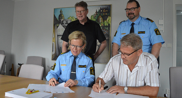 Representanter för Polisen och Uppvidinge kommun skriver under medborgarlöften. Foto.