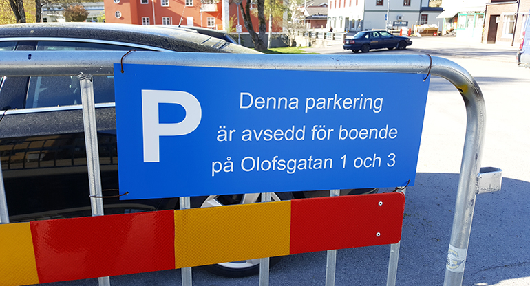 Skylt vid parkeringsplatsen vid kommunhuset i Åseda. Foto.