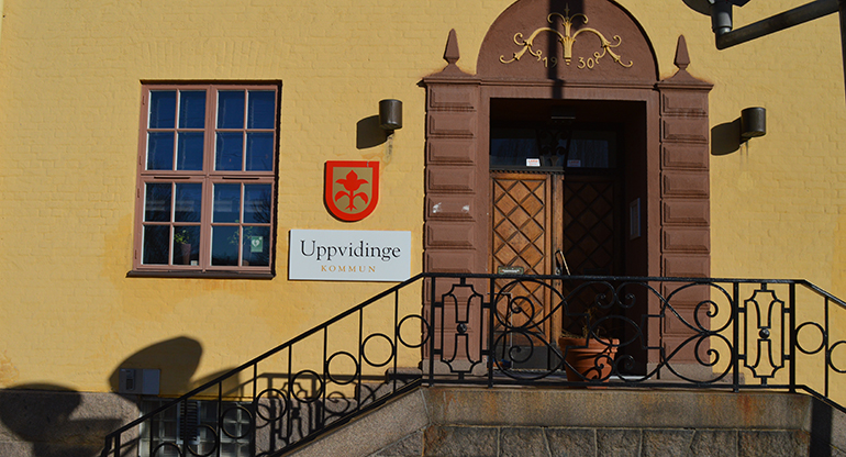 Ingången till kommunhuset i Åseda. Foto.