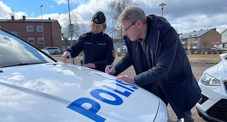 Chefen för Lokalpolisområde Nybro, Lotta Petersson, och kommunstyrelsens ordförande, Niklas Jonsson, skriver under årets medborgarlöften. Foto: Uppvidinge Tidning.
