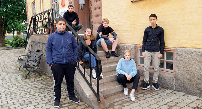 Sex unga kommunutvecklare står framför kommunhuset
