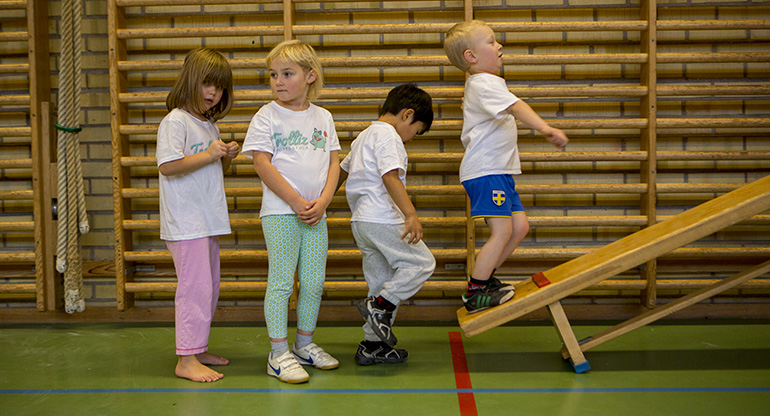 Fyra barn i en gymnastiksal. Foto: Michael Folmer/Mostphotos