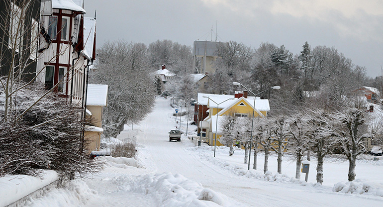 Vinterväglag på en gata nedanför vattentornet i Åseda. Foto.