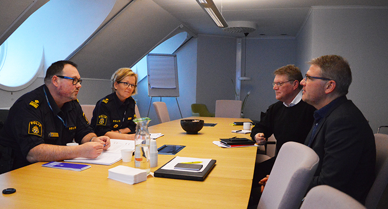Mikael Sjöström, Lotta Petersson, Anders Käll och Niklas Jonsson sitter i ett konferensrum.
