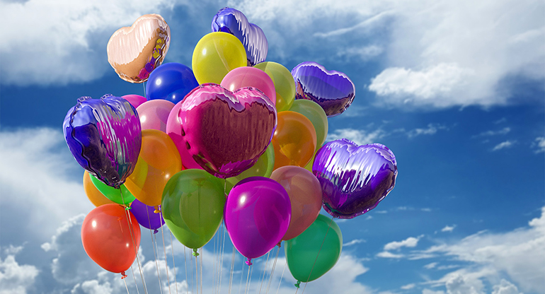Ballonger i olika färger och former. Foto.