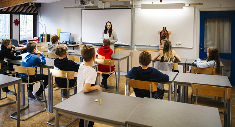 Elever och lärare i klassrum. Annie Hultqvist. Foto.