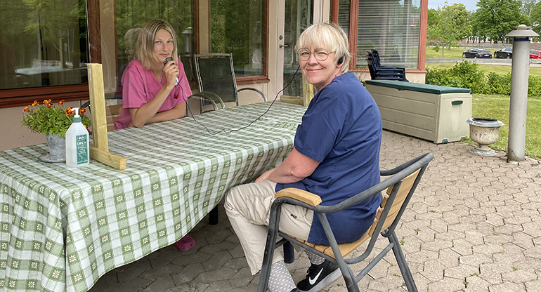 Kelly Schill och Monica S. Bengtsson som arbetar på Storgården i Älghult testar den säkra mötespunkten. Foto.